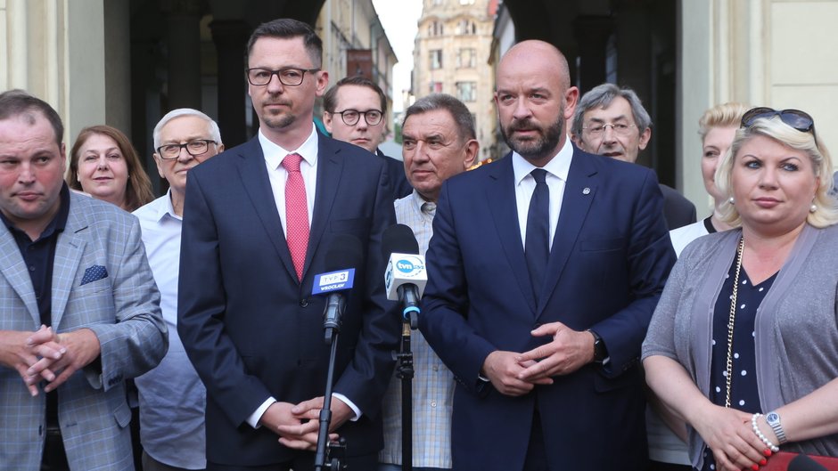 Radny miejski Sergiusz Kmiecik, prezydent Wrocławia Jacek Sutryk (CP) podczas briefingu prasowego w sprawie przejścia radnego Sergiusza Kmiecika z klubu PiS do klubu radnych Jacka Sutryka .