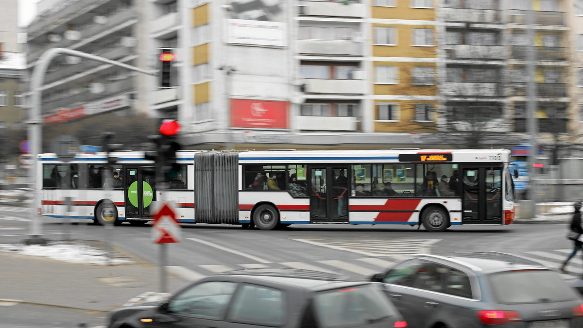 Konsorcjum firm KDD Dariusz Gackowski z Niemcza i Blue Line z Łańcuta wygrało przetarg na dodatkowego przewoźnika na trasach autobusowych w Olsztynie. Obecnie na trasach miejskich i podmiejskich pasażerów wożą autobusy Miejskiego Przedsiębiorstwa Komunikacji.