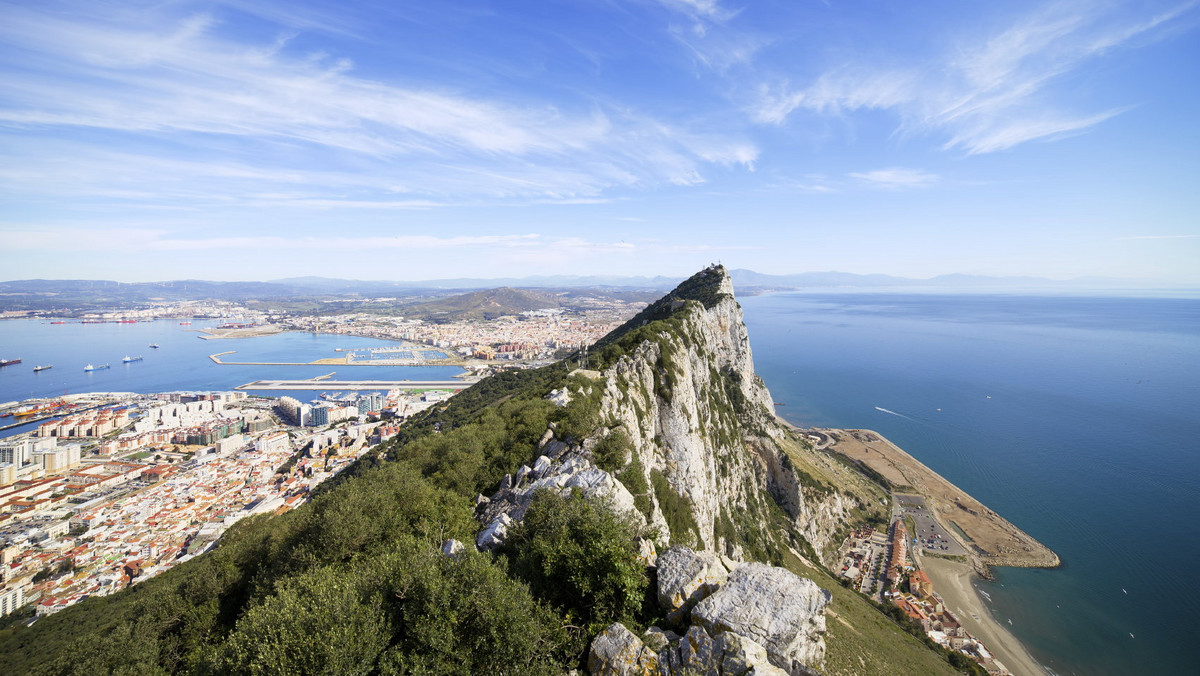 Upper Rock to przepiękny rezerwat przyrody w Gibraltarze. Jest on odwiedzany przez niemal wszystkich zagranicznych turystów, którzy decydują się na odpoczynek na tych obszarach. Teraz gibraltarski rząd - w trosce o ekologię regionu - wprowadził rozporządzenie, które zakazuje wjazdu samochodom z zagranicznymi rejestracjami.