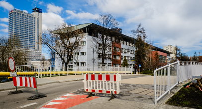 Wyremontowali kładkę nad Rawą  i zamknęli ją.Takiego rozwiązania nie spodziewali się kierowcy