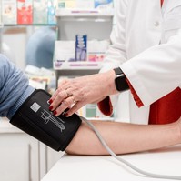 Sokan elrontják, pedig egyszerű: így kell megtámasztani a kart vérnyomásmérés közben