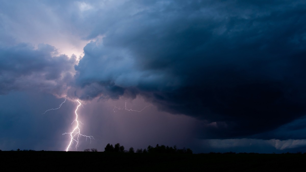 Wciąż 9,3 tys. odbiorców pozostaje w Podlaskiem bez prądu po burzach, jakie przeszły przez region wczoraj wieczorem. Strażacy interweniowali ponad 200 razy.