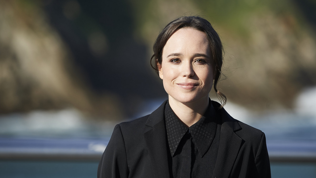 Ellen Page przyleciała do Berlina późnym wieczorem. Strugi zimnego deszczu spływają w mrok nocy po szybach hotelowego baru. — Czuję się jak w domu — mówi ze śmiechem 29-letnia aktorka, nazywana "malutką Kanadyjką" z racji filigranowej sylwetki. Ellen Page zdejmuje przemoczoną czapkę z daszkiem i sadowi się w fotelu ze skrzyżowanymi nogami. — Prozmawiajmy o seksie — proponuje. — Mam nadzieję, że ma pani dużo czasu.