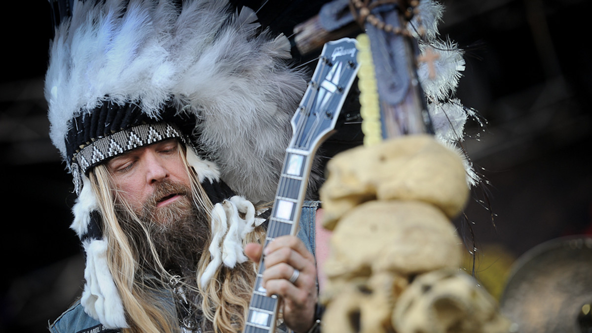 Za chwilę zagra ze swoją kapelą Black Label Society na Przystanku Woodstock. Świetnie tam pasuje. Jak do każdej imprezy, gdzie ludzie chcą pomachać długimi włosami do mocnych gitarowych riffów. No i może jeszcze napić się zimnego piwa. Dziś już nie robią takich gitarzystów.