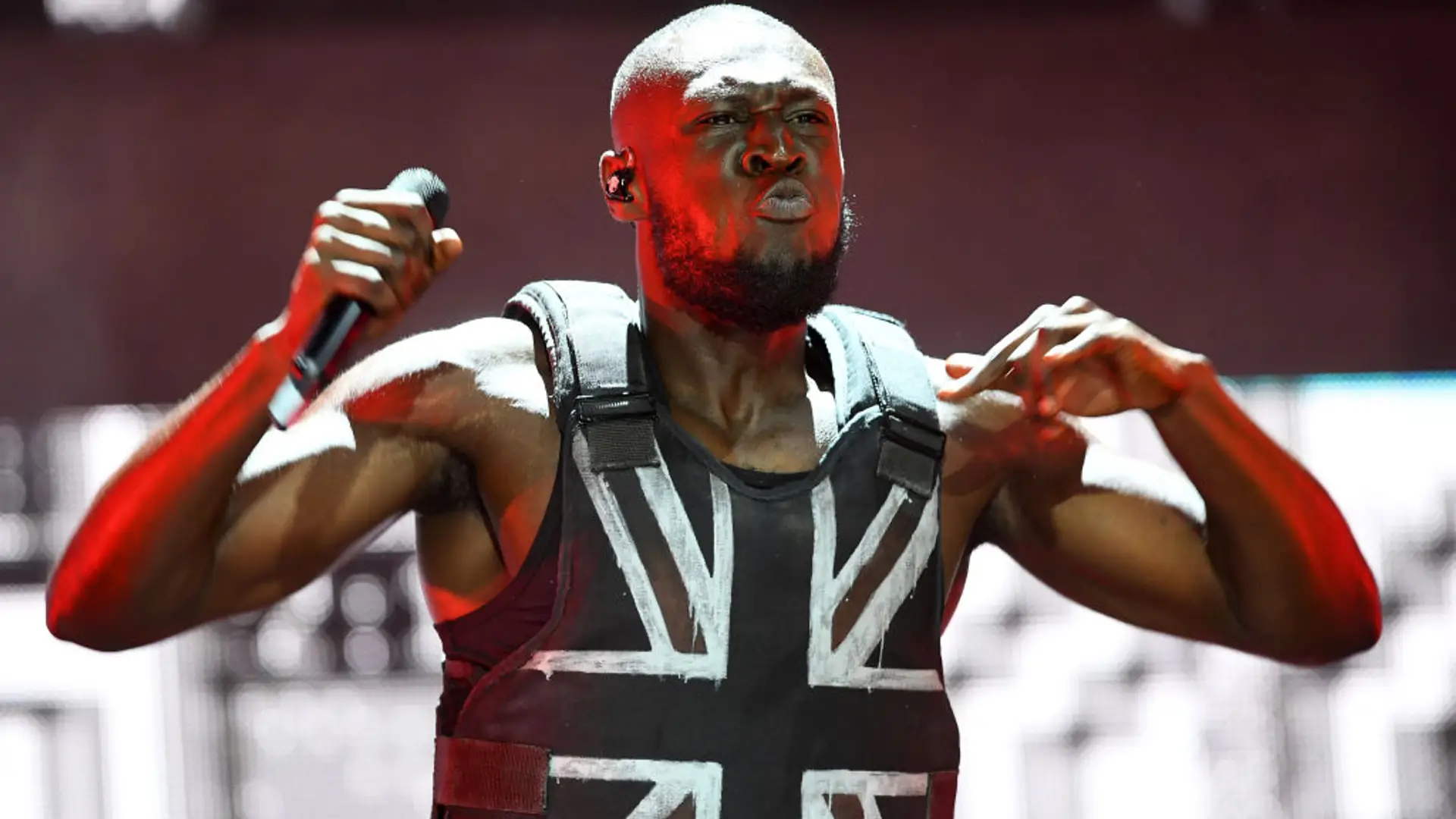 Banksy znów chwycił za farbę. Tym razem zrobił kamizelkę ochronną dla Stormzy'ego