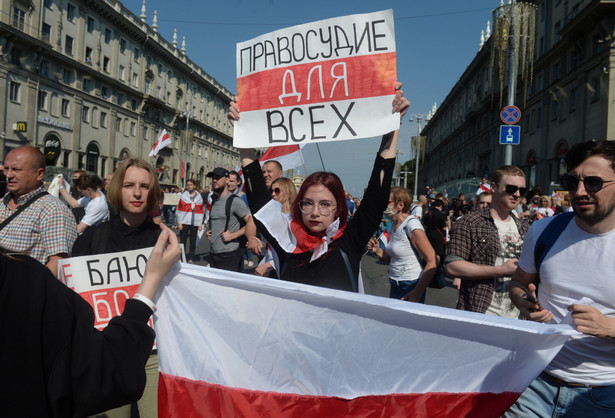 Białoruś: Karaluch i śmierć na szczudłach - protest opozycji coraz bardziej kreatywny