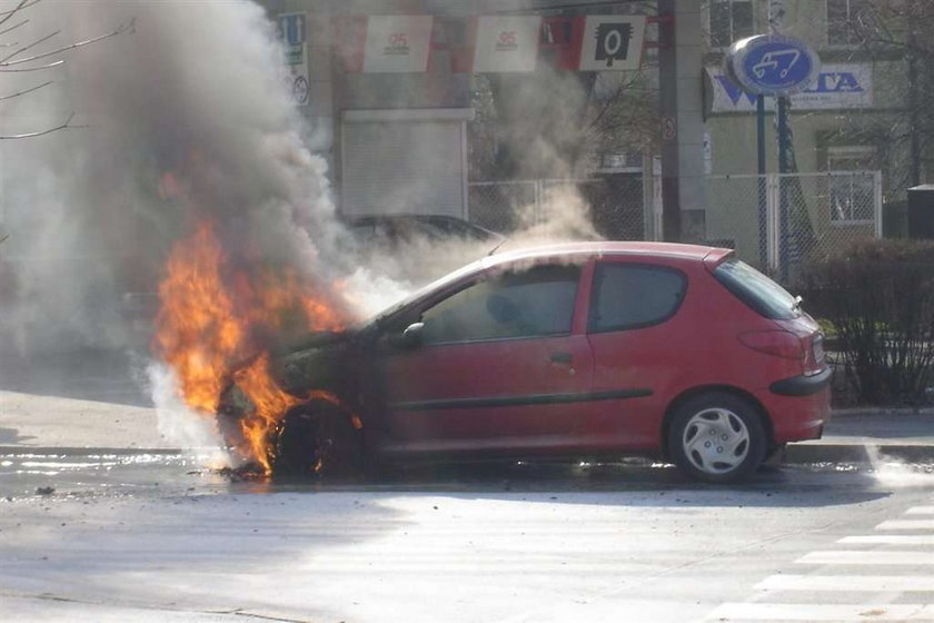 Auto zapaliło się podczas jazdy! FOTO