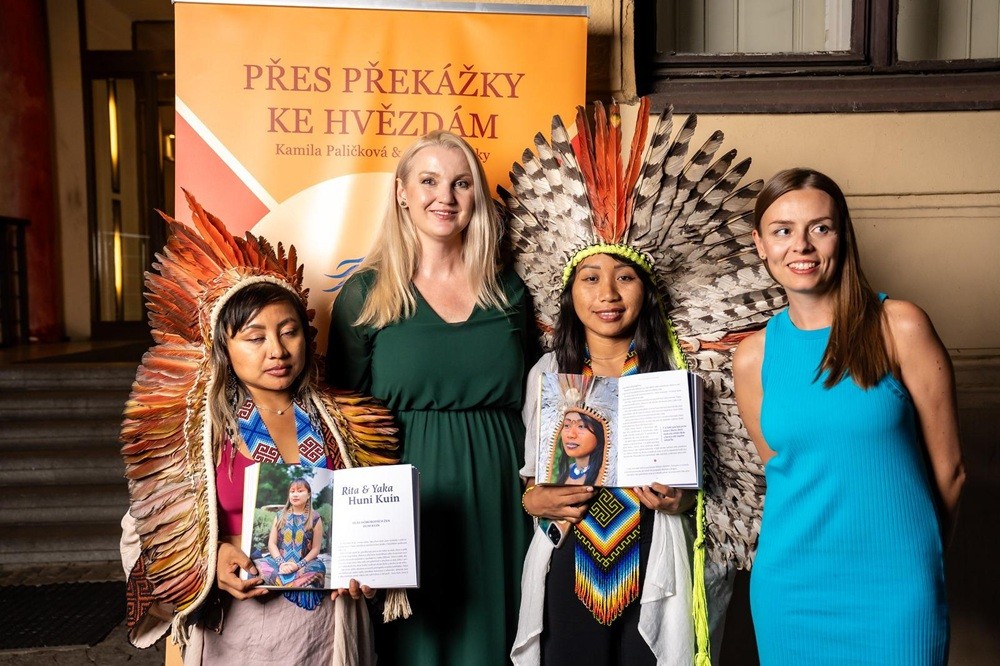 Kamila Paličková vydala príbehy žien v knihe Přes překážky ke hvězdám.