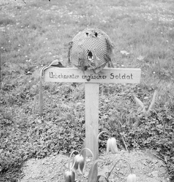 Napis po niemiecku: nieznany angielski żołnierz. Zdjęcie wykonano w okolicy Arnhem w kwietniu 1945 r. (domena publiczna).