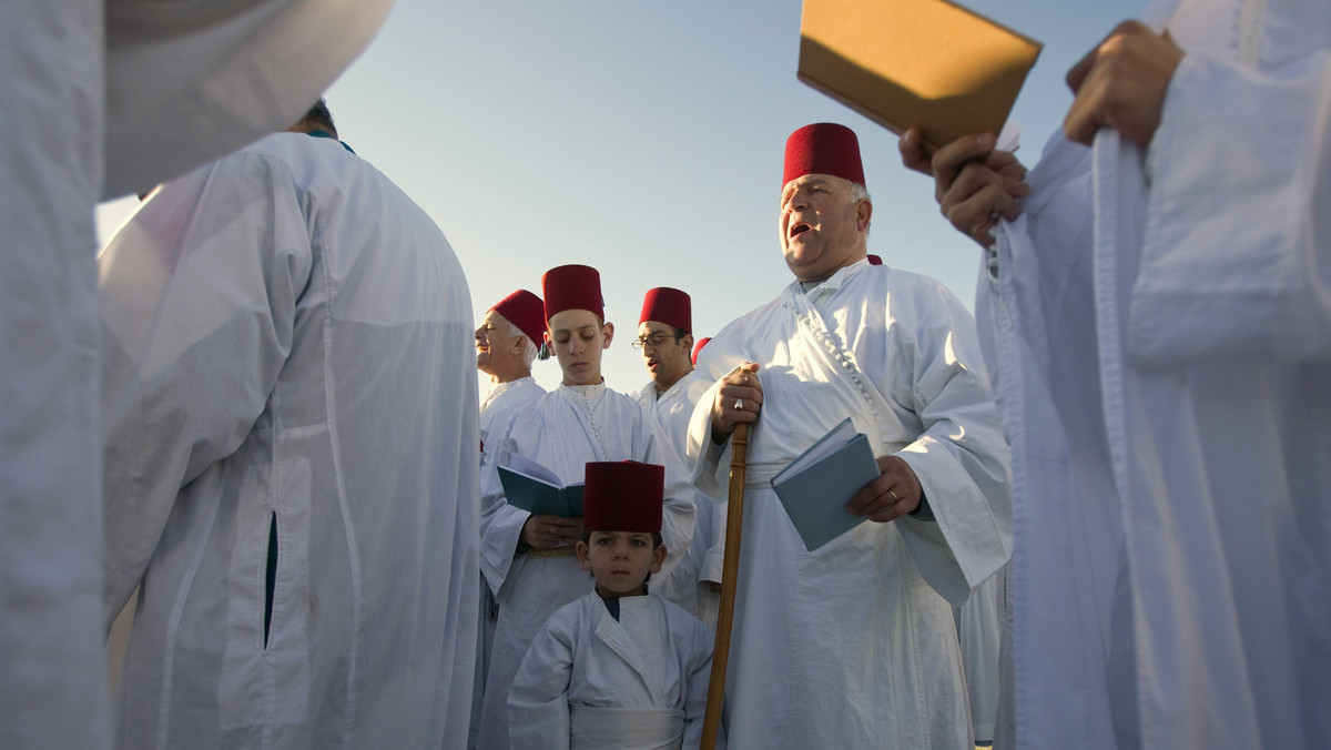 Samarytanie to jedna z najstarszych grup religijnych na świecie. Ściśle trzymają się tradycji biblijnych: składają ofiary ze zwierząt i izolują menstruujące kobiety. Do niedawna nie zgadzali się też na małżeństwa z obcymi. Skutek? Rodziło się dużo dzieci z poważnymi wadami genetycznymi a społeczność stanęła na granicy wymarcia. Z pomocą przyszła im jednak współczesna nauka.