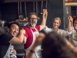 Massimo Bottura uruchomił w Mediolanie. Paryżu. Londynie i Rio tzw. Refettoria, jadłodajnie, w których posiłki gotowane są ze składników przeznaczonych do utylizacji