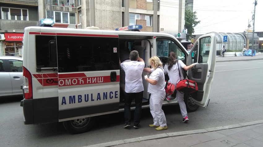Hitna pomoć odvozi povređenu ženu