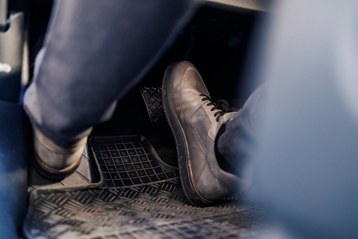 Stačí úplne zošliapnuť brzdový pedál a Auto Hold sa postará o všetko. 