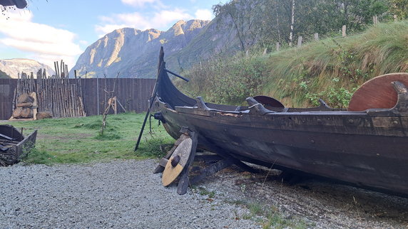 Langskip, czyli długi okręt - typ łodzi używanej przez wikingów
