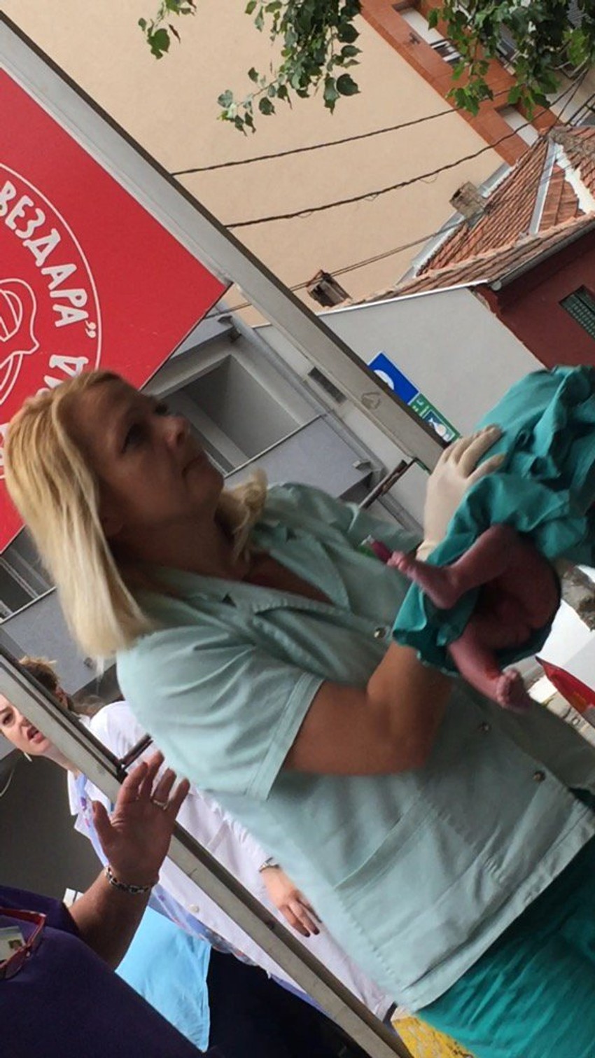 Jasmina unosi bebu u bolnicu
