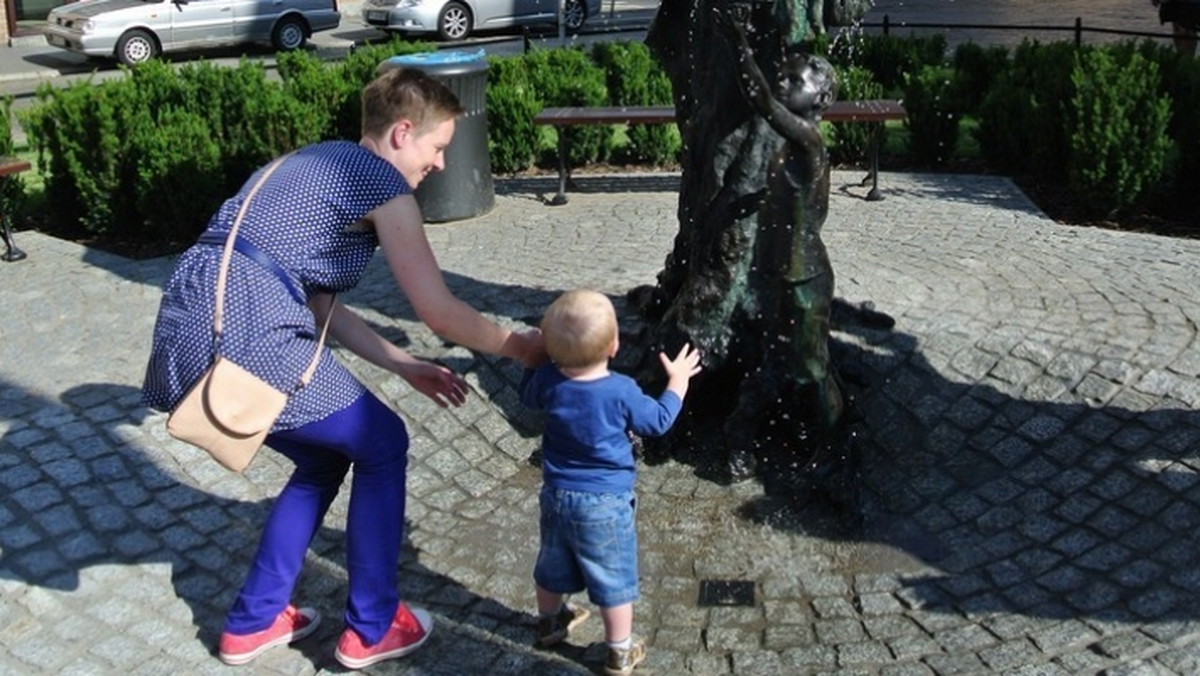 Zaczęło się od podziękowań osobom, które - w większości przypadków charytatywnie - przyczyniły się do powstania fontanny. A później już na komendę prezydenta Ryszarda Grobelnego popłynęła woda i Poznaniowi przybyła nowa fontanna - na Wildzie.