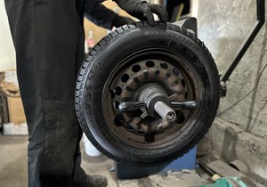 Bratislav smislio odličnu ideju za dodatnu zaradu! Napravio "smeštaj" za gume