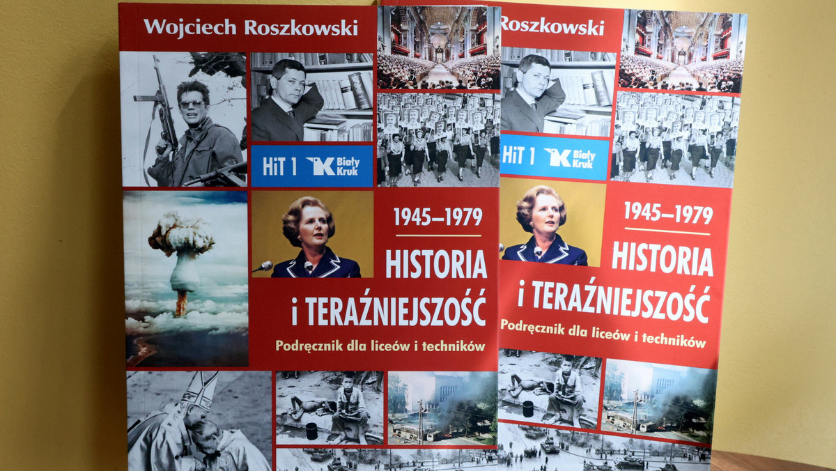 Na 2336 szkół ponadpodstawowych tylko 53 zadeklarowały, że uczniowie będą korzystali z podręcznika prof. Roszkowskiego do przedmiotu historia i teraźniejszość. Tak wynika z mapy przygotowanej przez inicjatywę Wolna Szkoła. "Liczba a jest imponująca, a odsetek szkół, w których nauczyciele zdecydowali się na pracę z podręcznikiem Wojciecha Roszkowskiego, jest znikomy" — komentują inicjatorzy akcji.