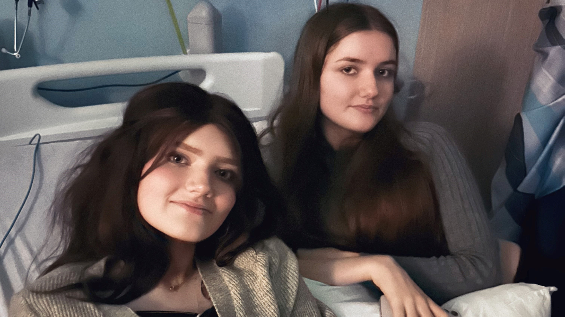 Sestra jej neustále robí spoločnosť.