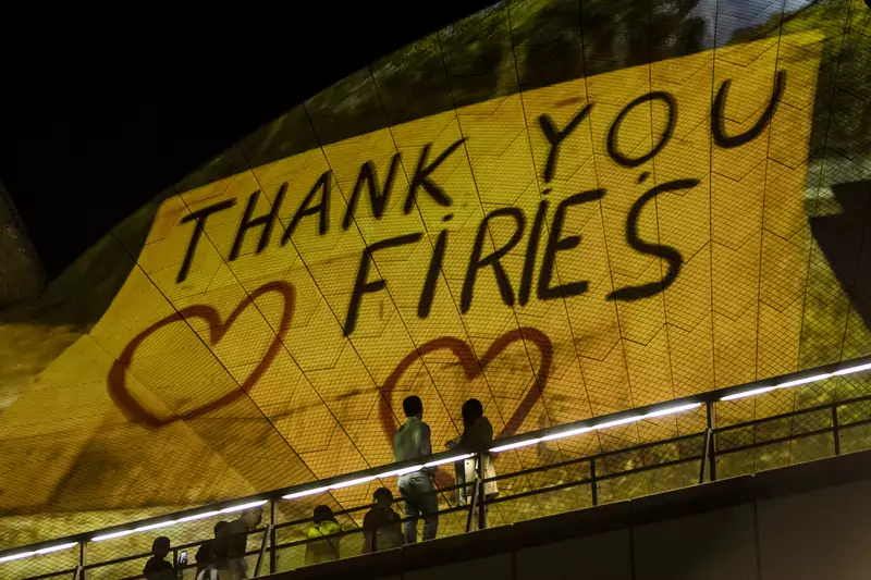Australijczycy dziękują strażakom za pomocą iluminacji na budynku Opery (Brook Mitchell / Getty Images).