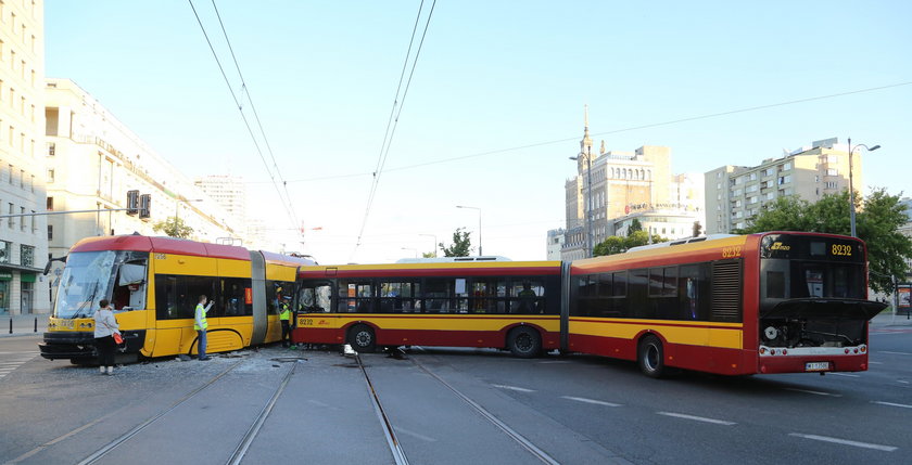 Zderzenie autobusu z tramwajem w Warszawie.