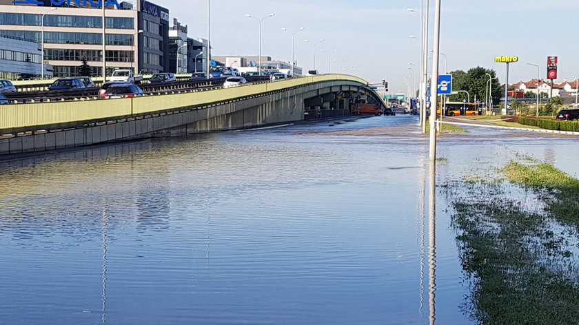 Warszawa: Awaria wodociągowa w stolicy. Woda zalała ulice