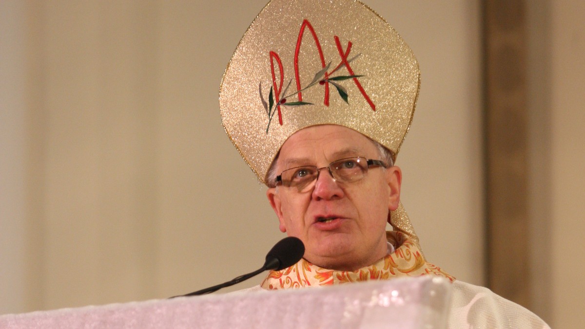 Szykuje się ostry spór w Kościele. Dlaczego? Przewodniczący Episkopatu ma odpowiedzieć prof. Stanisławowi Luftowi, który ostro skrytykował o. Tadeusza Rydzyka - pisze "Gazeta Wyborcza".