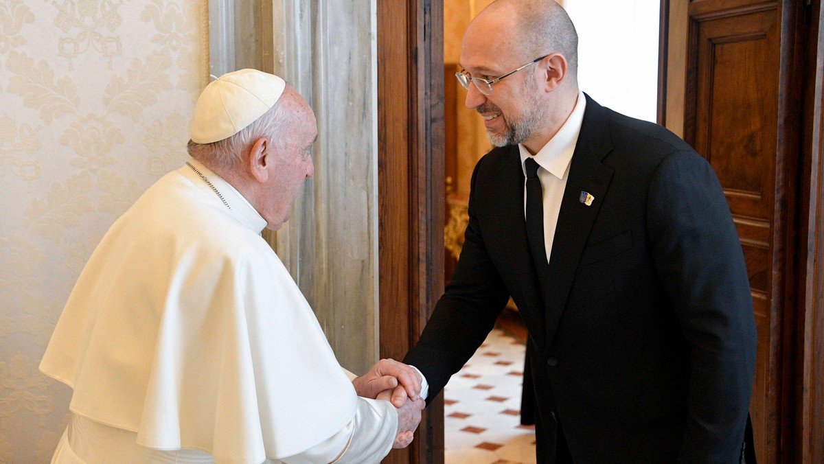 Premier Ukrainy na audiencji u papieża. Wymienili się prezentami [ZDJĘCIA]