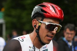 Kolarz wykluczony z wyścigu za... uderzenie rywala [WIDEO]