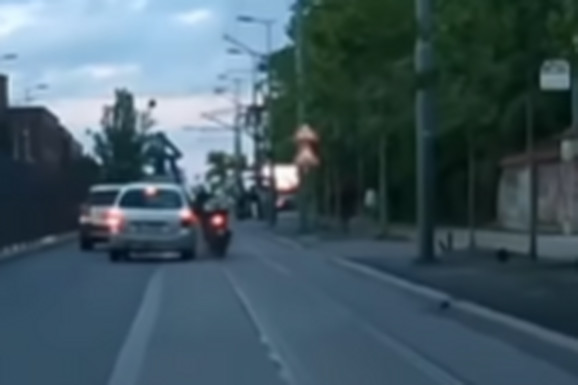 VOZAČ "CITROENA" OBORIO MOTOCIKLISTU Nesreća pre kružnog toka Bogoslovija: Naglo skrenuo, pa PA DAO GAS (VIDEO)