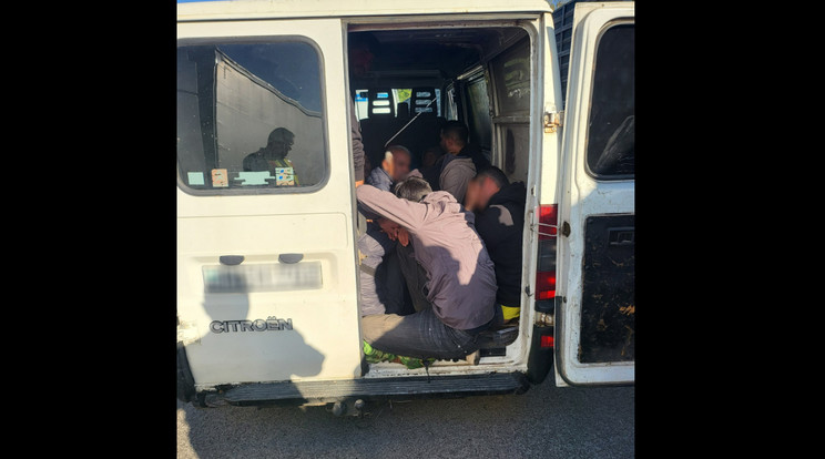 Tizennyolc illegális bevándorlót zsúfoltak be egy furgonba az M5-ös autópályán / Fotó: Nemzeti Adó- és Vámhivatal
