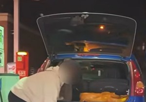 Žena sipala gorivo u plastičnu kesu