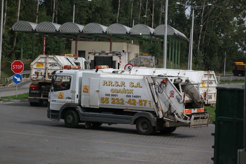 Ciężarówka dowozi śmieci na wysypisko w Szadółkach