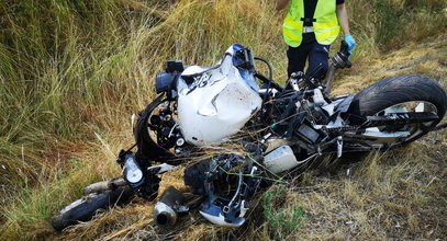 Tragedia na drodze wojewódzkiej w Wielkopolsce. Motocykl uderzył w znak