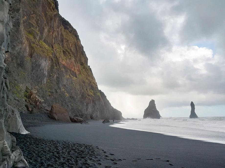 Reynishverfi  - czarna plaża jest często obecna w rankingach najpiękniejszych plaż na świecie.