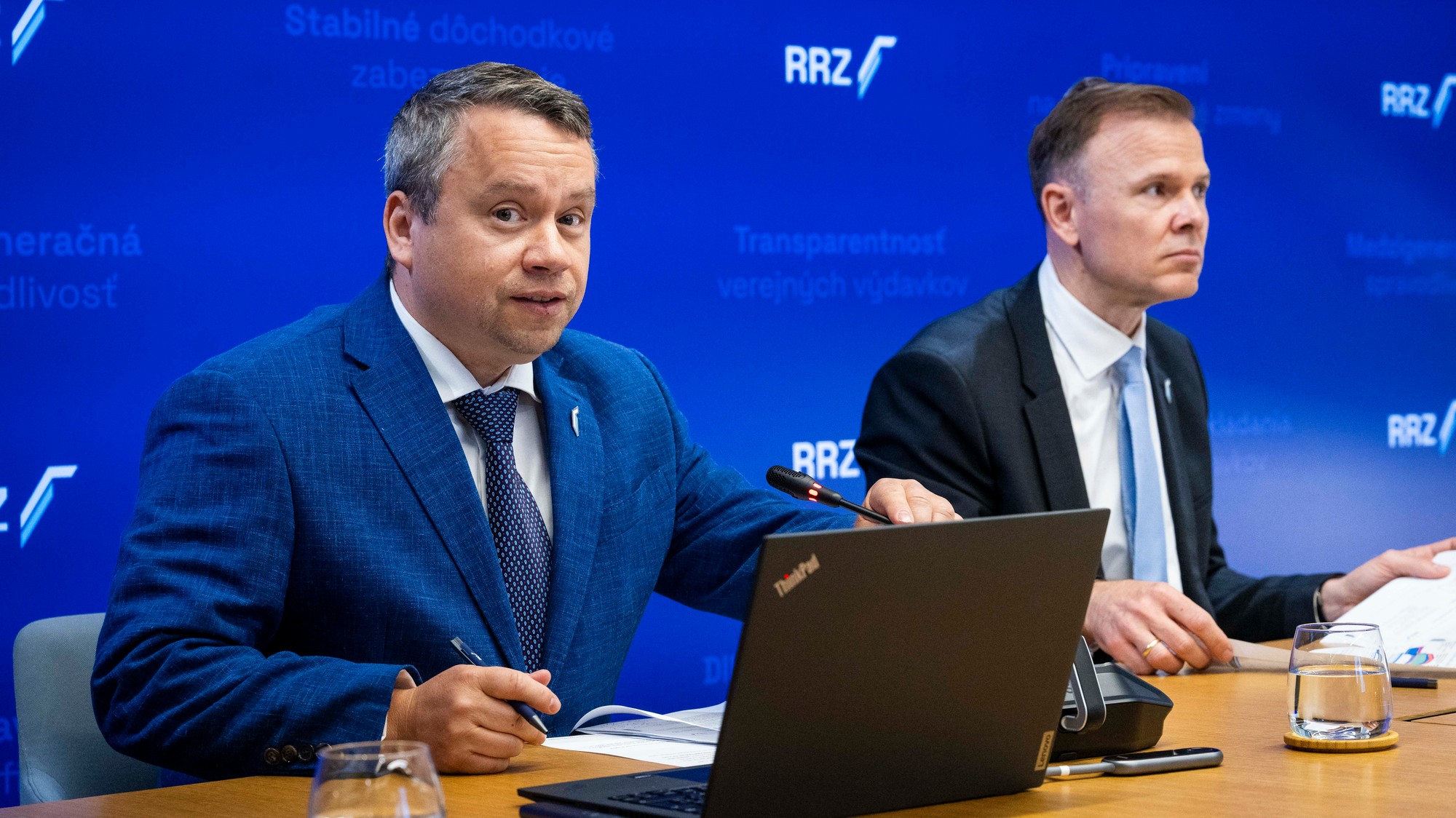 Na snímke zľava predseda Rady pre rozpočtovú zodpovednosť (RRZ) Ján Tóth a člen RRZ Juraj Kotian počas tlačovej konferencie, FOTO TASR - Jakub Kotian