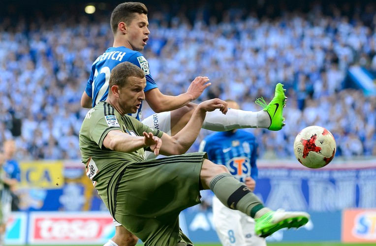 Piłkarz Lecha Poznań Wołodymyr Kostewycz (tył) i Maciej Dąbrowski (przód) z Legii Warszawa