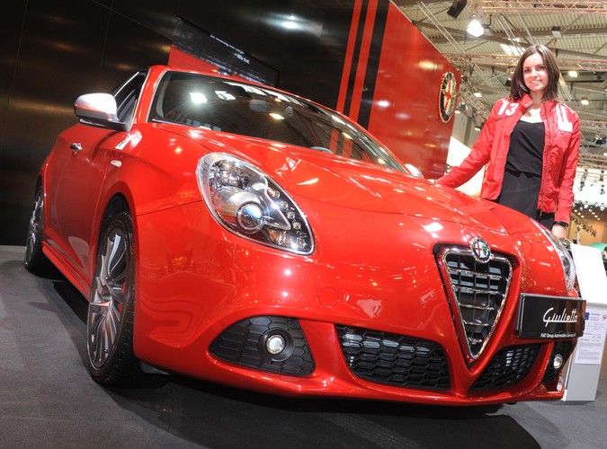 Essen Motor Show kręci się na całego! To prawdziwe targowisko próżności, mocy i błyszczących karoserii. Wystawa w Essen jest najbardziej oczekiwaną imprezą tuningową na świecie. Właśnie tam, jak do Mekki, ciągną fani najdziwniejszych czterech kółek…