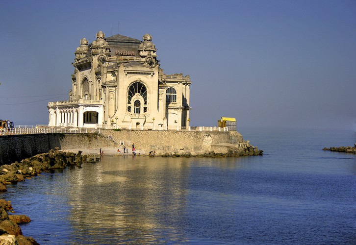 Rumunia – nieco stereotypowa, kraina Drakuli. Leżące zaledwie 1000 km od Polaki Rumunia nadal czeka na odkrycie przez turystów. Biuro podróży Neckermann daje swoim klientom możliwość zarezerwowania wakacji na Riwierze w Rumunii. W zależności od standardu hotelu średnia cena 7-dniowych wakacji zaczyna się od 406 złotych. Warto pamiętać, że dojazd nie jest wliczony w cenę.