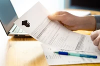 "Status studenta za 1200 zł". 
Tak fałszywe szkoły