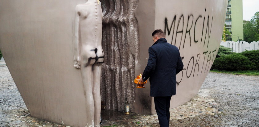 Ktoś zbezcześcił pomnik Pękniętego Serca w Łodzi. Swastyka na monumencie
