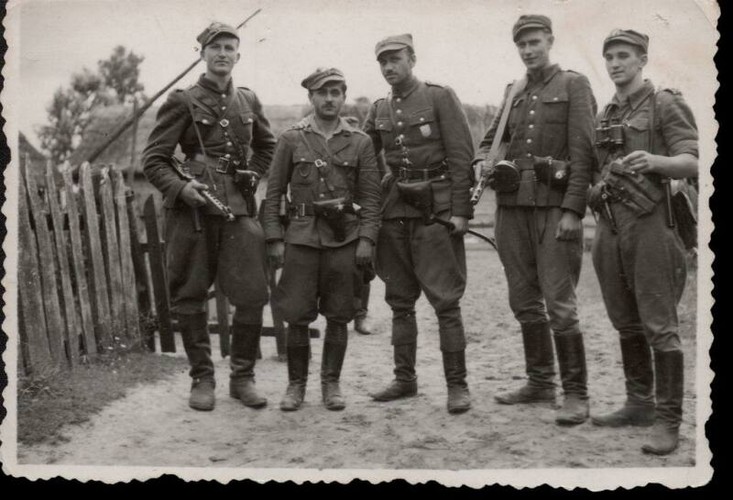 Żołnierze Wyklęci - zdjęcia w umundurowaniu polowym.