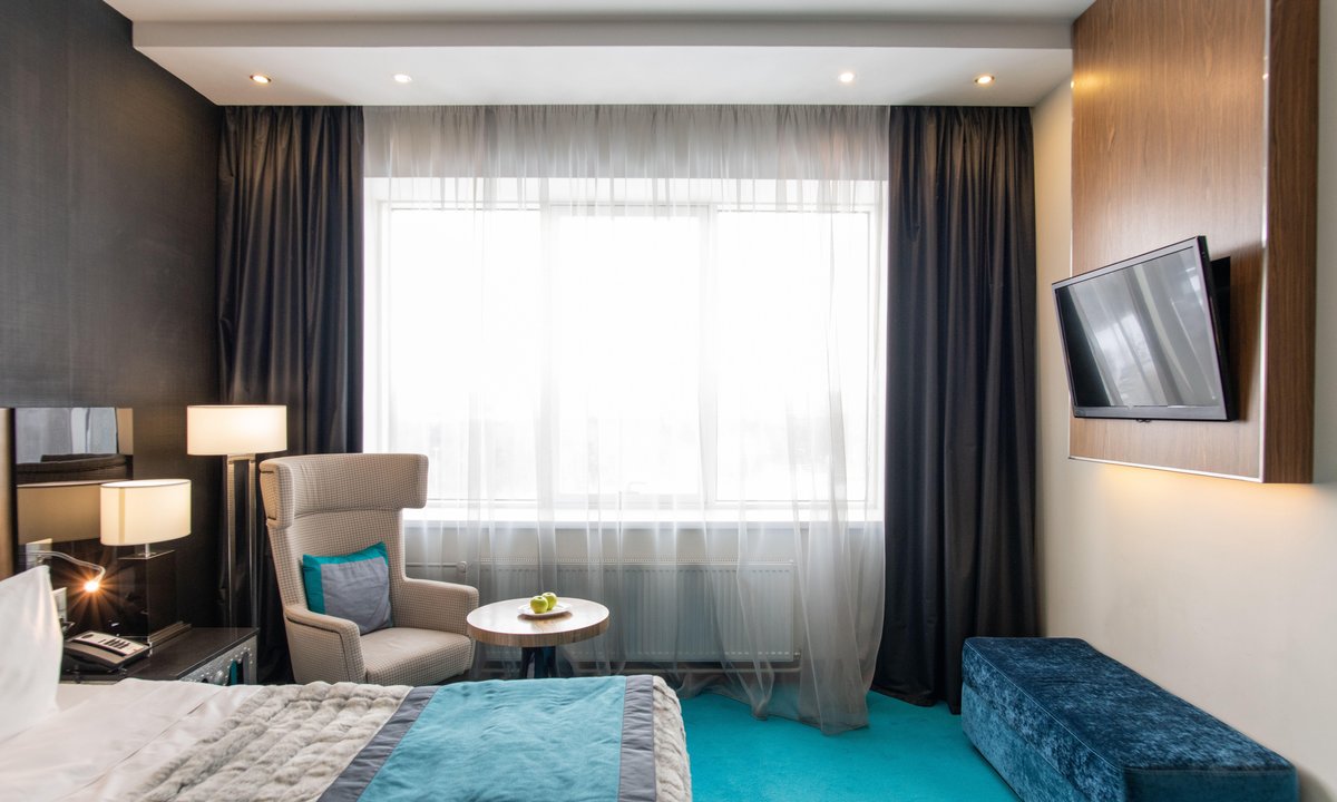 Hotelowy trik na większą przestrzeń. To rozwiązanie zmieni każdą sypialnię