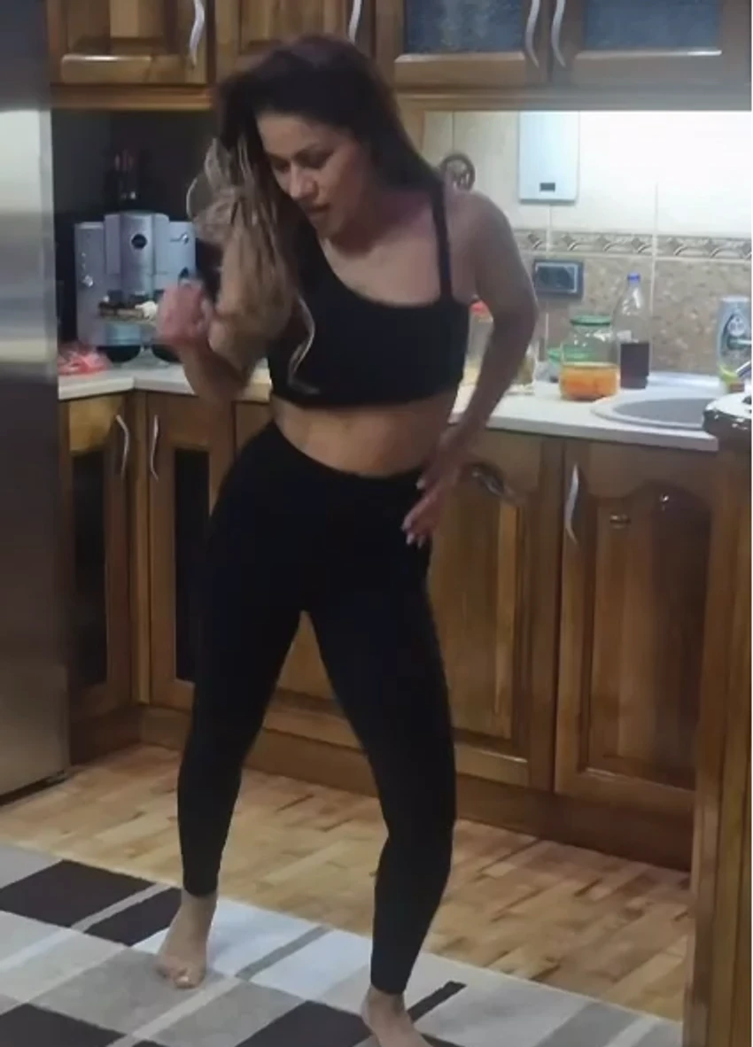 Mina Kostić izvodi striptiz za Kaspera 