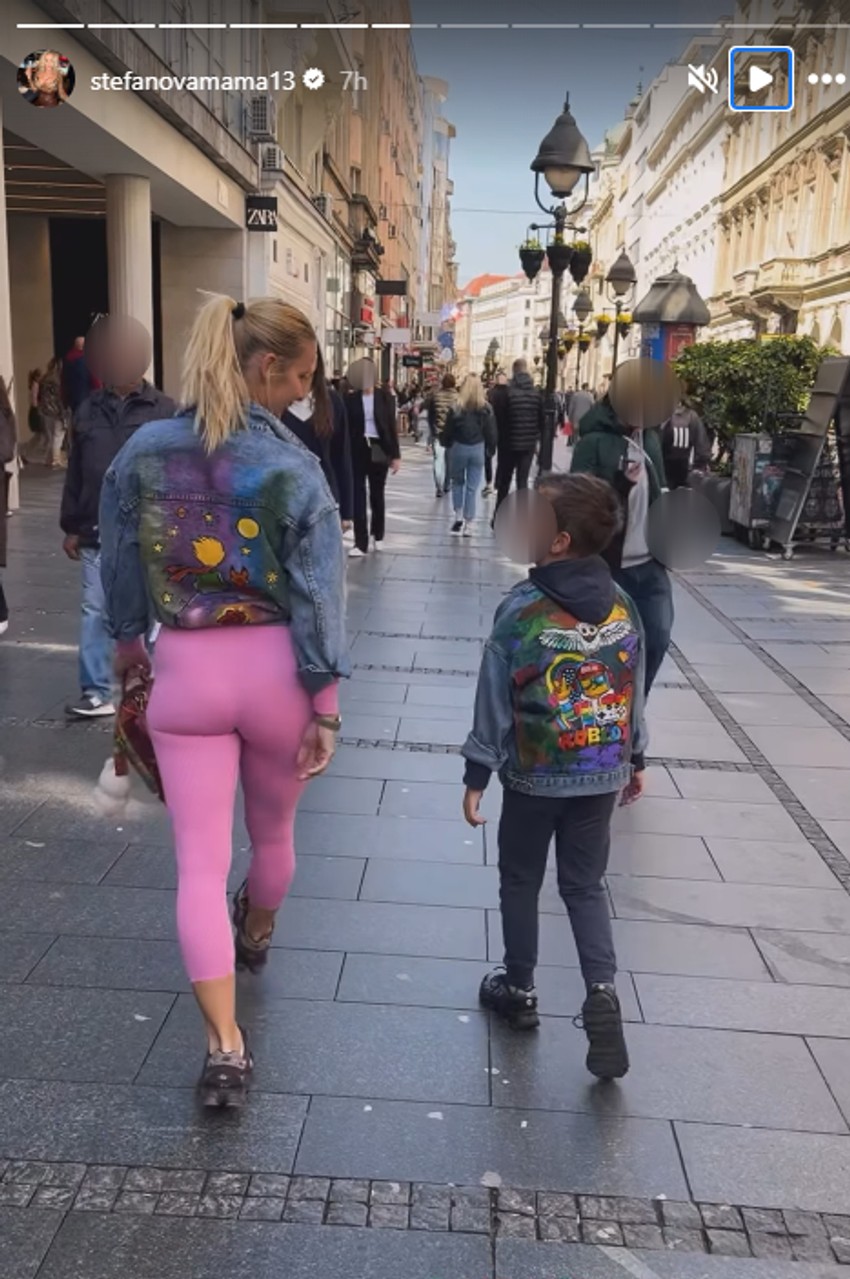 Milica Dabović sa sinom u Knez Mihajlovoj