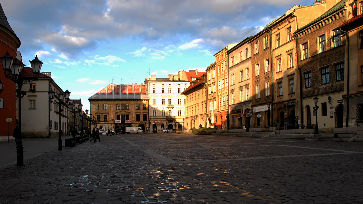 Władze Krakowa zamierzają sprzedać w licytacji dwie zabytkowe kamienice przy Małym Rynku 5 i 6 w ścisłym centrum miasta. Cena wywoławcza obiektów została ustalona odpowiednio na ponad 10 i 15 mln zł. Nieruchomości będzie można licytować w październiku.