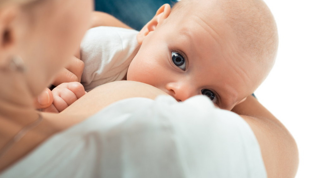 Mleko matki jest najlepszym pokarmem dla dziecka, gwarantującym nie tylko wartości odżywcze, ale też naturalną ochronę przed chorobami i infekcjami – podkreślają eksperci. Jak dodają, karmienie przyspiesza rozwój dziecka, buduje z nim więź, jest tanie i wygodne.
