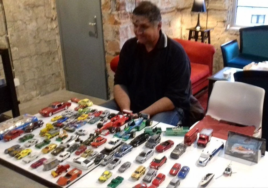 Stevan Vincet sa automobilima iz svoje kolekcije