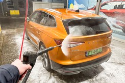 Tak zaoszczędzisz na myjni bezdotykowej. Będzie taniej i szybciej