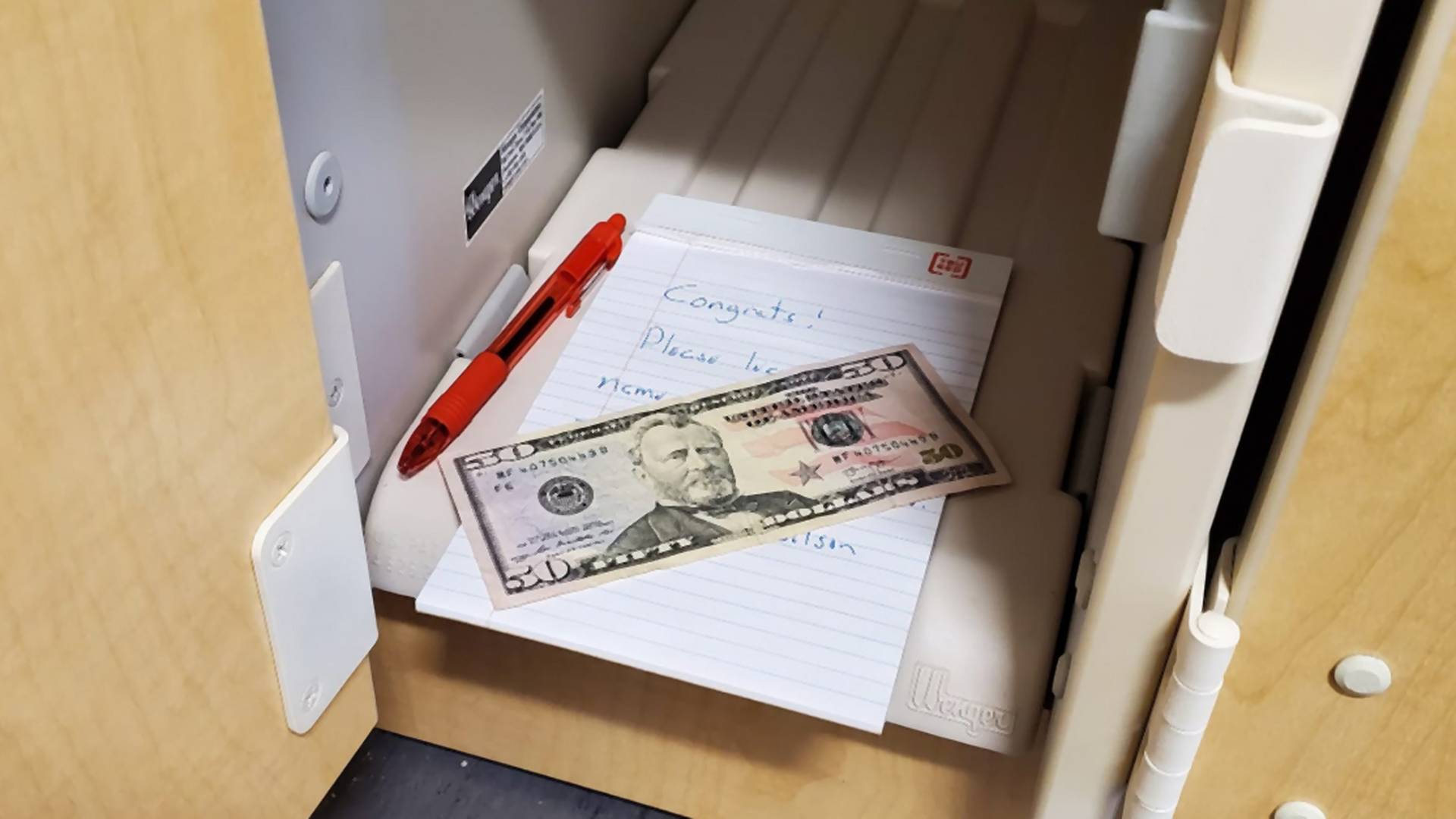 Učiteľ napísal do osnov, kde študenti nájdu ukryté peniaze. Chcel si overiť, či ich niekto číta